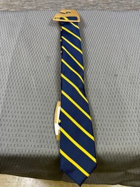 Class Club Gold Label Tie Mens Size 50" Navy Yellow Striped Stain Resistant NEW